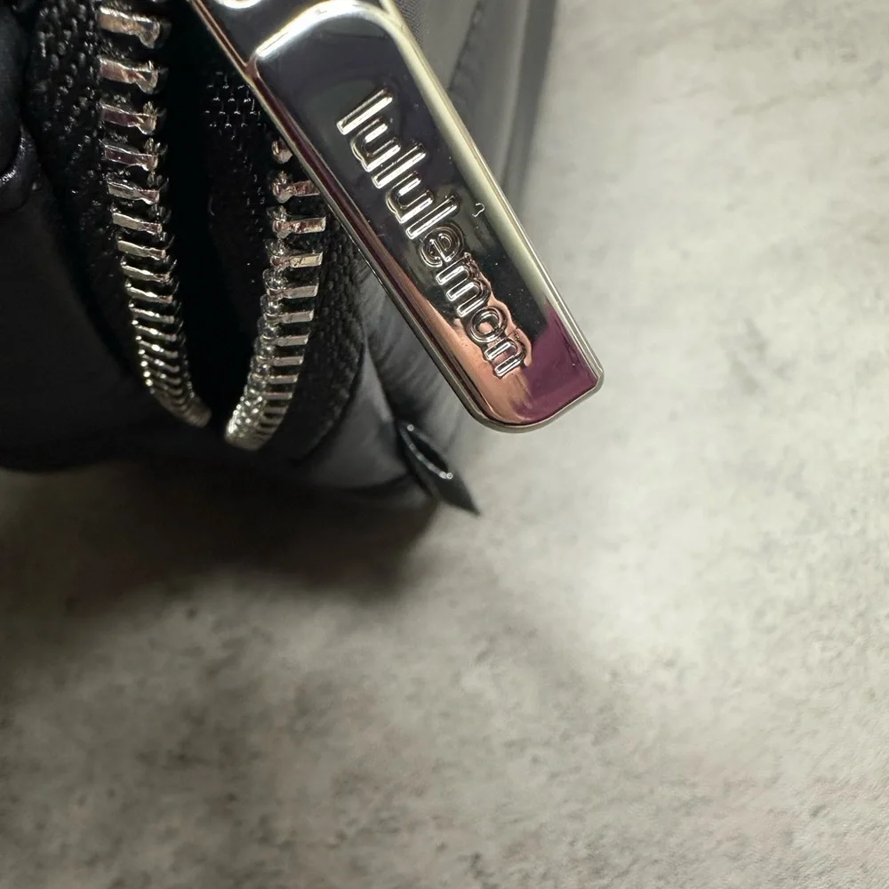 lululemon Everywhere Wunder Puff Crossbody Bag 2L – Black - Picture 5 of 10